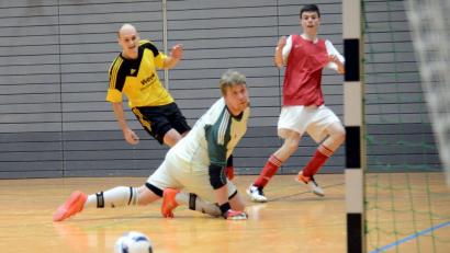Bild: heh
Die Sportfreunde Kondrau haben sich für die Endrunde der Futsal-Kreismeisterschaft qualifiziert, der SV Steinmühle ist dagegen in der Zwischenrunde ausgeschieden. Das Bild zeigt eine Szene vom direkten Duell, das Kondrau (rechts Tobias Marti) gegen Steinmühle (Michael Mark und Torwart Daniel Gold) mit 2:1 gewann.