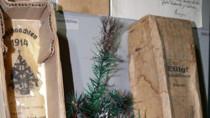 Bild: abu
Ganz unscheinbar versteckt sich im Kultur- und Militärmuseum in Grafenwöhr ein historisches Kleinod. Es ist ein kleines Weihnachtsbäumchen. Im Ersten Weltkrieg wurden solche Christbäume zu den Soldaten an die Front geschickt.