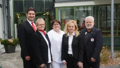 Bild: Gabi Schönberger
Führungswechsel im BRK-Seniorenheim: (von links) BRK-Kreisgeschäftsführer Sandro Galitzdörfer, seine Stellvertreterin Edeltraud Sperber, Pflegedienstleiterin Christine Diepold, Michaela Heldwein-Keim und Ludwig Kreutzer.