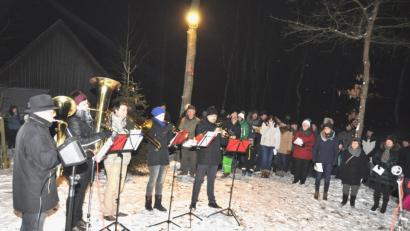 Bild: es
Fünf Bläser unter Leitung von Paul Braun (links) leiten mit der "Weihnachtsfanfare" am Sonntag die traditionelle Waldweihnach des OWV ein.