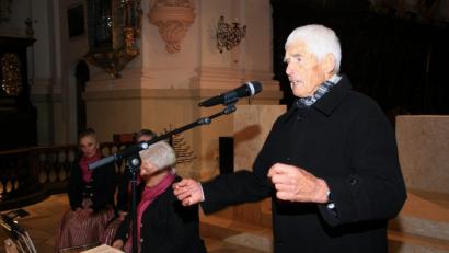 Bild: wro
Die Tradition, die „Heilige Nacht“ auswendig vorzutragen, hat der Waldsassener von seinem Vater übernommen, erzählt Willi Pröls zu Beginn der adventlichen Veranstaltung in der Stiftsbasilika.