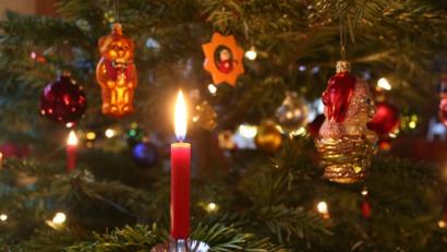 Bild: Foto: Karl-Josef Hildenbrand / dpa
Für Traditionalisten unverzichtbar: Ein Weihnachtsbaum mit echten Kerzen.