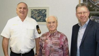 Bild: exb
32 Jahre lang frisiert Georg Zeller (Mitte) an einem ganz besonderen Ort: Er ist Frisör in der JVA Weiden. Nun verabschieden ihn Dienstleiter Wolfgang Reichl (links) und Abteilungsleiter Harald Bäumler in den Ruhestand.