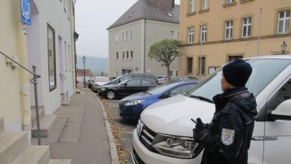 Bild: bl
In Nabburg ist die Kommunale Verkehrsüberwachung bereits aktiv. Jetzt steht Neunburg ´vor der Entscheidung, ob in die Erziehung von Rasern und Parksündern investiert werden soll.