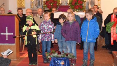 Bild: wku
Das Rollenspiel „Es ist Advent“ steuern Tim, Franzi, Niclas, Leni und Xaver zum Programm in der Laurentiuskirche bei.