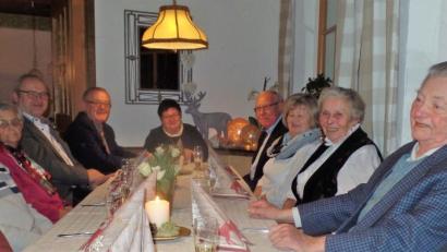 Bild: jml
Ein Termin, den wohl jeder Bürgermeister gerne wahrnimmt: Rudolf Götz (Vierter von links) ehrt mit einem festlichen Abendessen Ehejubilare für 50 und 65 gemeinsame Jahre. Werner Nowak (Zweiter von links) feierte an dem Tag sein 86. Wiegenfest.