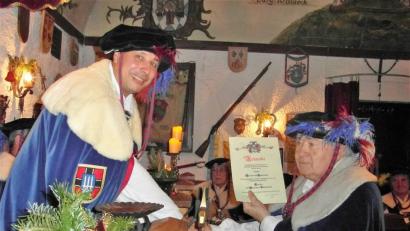Bild: hl
Großmeister Werner von Podewils (Ponnath, links) übergibt die Ernennungsurkunde zum Urritter an Freiherr Gunther von Haidenaaber (Günther Galke).