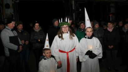 Bild: wro
Während Maria Sailer, zusammen mit ihren Cousins Felix und Johannes ihre Kreis zieht, singt die „Heilige Lucia“ das Lied von der „Santa Lucia“ in schwedischer Originalsprache.