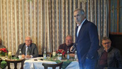 Bild: jzk
„Dieselmotoren wird es auch in Zukunft geben“, versichert Hans-Peter Rauch (stehend) bei der Kemnather Gebietsverkehrswacht.