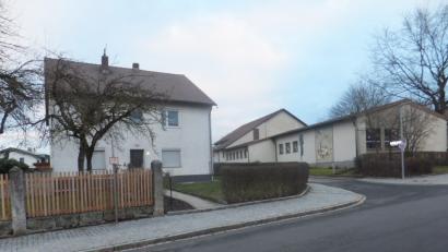 Bild: ibj
Mit dem Erwerb des Bosser-Anwesens (links) durch die Marktgemeinde kann gegenüber der Kindertagesstätte St. Josef (rechts) eine Kinderkrippe errichtet werden.