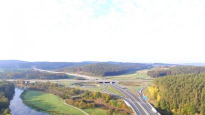 Bild: Michael Ascherl [Michael Ascherl] (michael.ascherl@oberpfalzmedien.de, mascherl)
Das Autobahnkreuz Oberpfälzer Wald: Die Erschließung der mittleren und nördlichen Oberpfalz mit leistungsfähigen Verkehrswegen begünstigt die wirtschaftliche Entwicklung des Standorts.