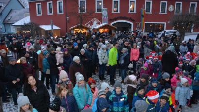 Bild: jr
Zahlreiche Besucher zieht am Sonntagnachmittag das "Singen unterm Christbaum" an.