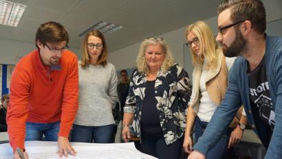 Bild: Seidl/OTH Amberg-Weiden
Dr. Gabriele Murry (Bildmitte), Dozentin in den MBA-Studiengängen, mit berufsbegleitend Studierenden.