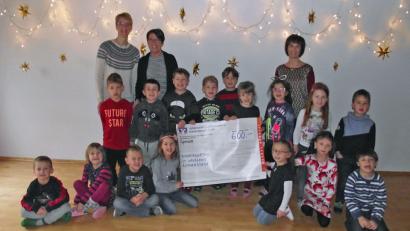 Bild: Dobmeier
Mit Elternbeiratsvorsitzender Astrid Baierl (links) und Kindergartenleiterin Gabi Bösl-Mrazek (daneben) übergeben die Vorschulkinder des Kindergartens St. Wolfgang eine Spende an Anja Schricker (rechts) vom Bunten Kreis.