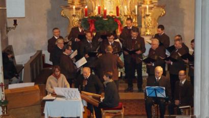 Bild: slh
Beim Adventssingen am Sonntagnachmittag brachten der Männergesangverein Gemütlichkeit Weihern, die Wernberger Stubenmusik und das Klarinettenduo Reis/Bauer den zahlreichen Besuchern traditionelle weihnachtliche Musikstücke zu Gehör.
