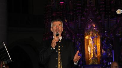 Bild: ads
Als bekennender Christ bringt Oswald Sattler mit seiner wunderbaren Stimme seinem Glauben in den religiösen Liedern überzeugend zum Ausdruck.