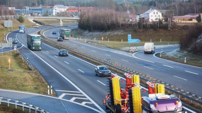 Bild: Gabi Schönberger
Der Verkehr auf der A 6 ist im ersten Halbjahr 2018 um 8,1 Prozent gestiegen. Insgesamt wurden auf der West-Ost-Magistrale – unser Bild entstand in Vohenstrauß – über drei Millionen Fahrzeuge registriert, darunter 1,14 Millionen Lastwagen und Busse.