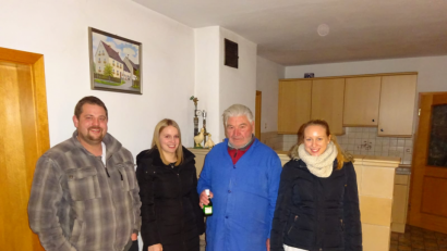 Bild: sl
Georg Selch aus Steinach freut sich, wie alle anderen, sehr über den Besuch und die geschenkte Zeit der Jugendlichen mit Vorsitzenden Florian Federl und Theresa Bäumler (von links) mit Sandra Bodensteiner (rechts).
