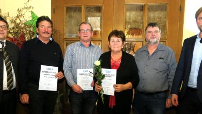 Bild: Hirsch
Vorsitzender Dominik Bauer (rechts) sowie seine Stellvertreter Thomas Falter (links) und Armin Mückl (Zweiter von rechts) ehrten Josef Roidl, Hans-Otto Sander und Isabella Bösl (von links) für die Treue zur CSU.