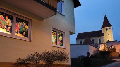 Bild: Götz
Blaue Stunde in Rottendorf: Mit Einbruch der Dunkelheit konnten sich die Fensterbilder so richtig in Szene setzen.