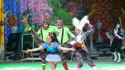 Bild: agenda production
Der „Russian Circus on Ice“ entführt das Publikum auf eine zauberhafte Reise mit Alice ins Wunderland.