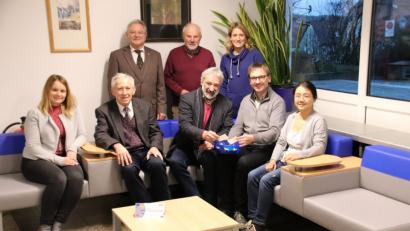 Bild: cog
Bei der Ziehung der Gewinner des Jubiläums-Preisrätsels testet der Vorstand des Fördervereins der Volkshochschule gleich die neue Sitzgruppe im Foyer. Im Bild von links die zukünftige VHS-Leiterin Julia Wolfsteiner, Beisitzer Hermann Kleinecke, Vorsitzender Gerd Geismann, Beisitzer Dieter Radl, der scheidende Leiter Manfred Lehner, Schriftführerin Claudia Mai, Zweiter Vorsitzender Uli Iberer und Schatzmeisterin Jiewen Iberer.