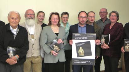 Bild: Hirsch
Stellvertretender Landrat Joachim Hanisch (rechts) dankte den Autoren und überreichte ihnen den Jahresband zur Kultur und Geschichte im Landkreis..
