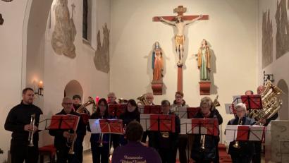 Bild: mez
Den Auftakt und Schlussakkord zum Weihnachtssingen setzt der Posaunenchor Wirbenz-Immenreuth-Kemnath unter der Leitung von Susanne Kropf.