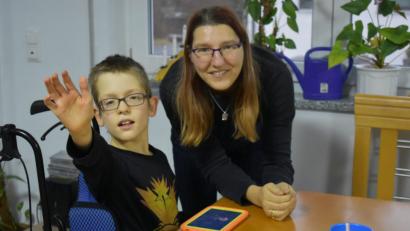 Bild: lue
Mama Sandra Reichl probiert gerne neue Therapieformen aus. Auf dem Tablet kann Bastian selbstständig Videos, die im gefallen auswählen und lernt dabei sich auf eine Sache zu konzentrieren.