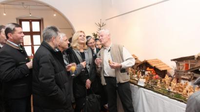 Bild: pi
Anton Pöpperl (rechts) ist in seinem Element, als er seine Krippen vorstellt und erläutert.