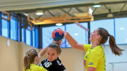 Bild: gud
Auch wenn die Größenverhältnisse hier eindeutig sind. Die weibliche B-Jugend des HV OVI hatte gegen den TV Hilpoltstein, Tabellenletzter der ÜBOL, beim 27:13 (14:8)-Sieg wenig Mühe und behält damit die Tabellenführung.