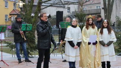 Bild: ckl
Gemeinsam mit Bürgermeister Donko eröffnete das Erbendorfer Christkind den 15. Weihnachtsmarkt.