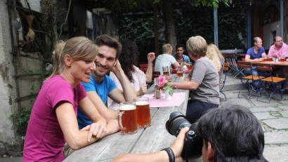 Bild: ui
Der Oberpfälzer trifft sich "beim Zoigl". Mit dessen Charme wirbt eine ganze Region, wie hier bei einem Fotoshooting für den Tourismus-Verband Ostbayern.