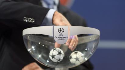 Bild: Martial Trezzini/dpa
UEFA-Wettbewerbsdirektor Giorgio Marchetti zieht eine Loskugel bei der Champions-League-Auslosung.