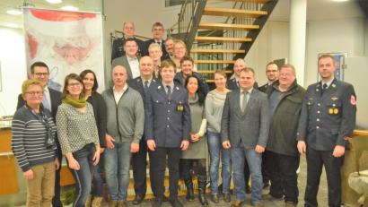 Bild: fz
zwölf Vertreter von Vereinen und Institutionen nehmen 6500 Euro Spenden von Regionalmarktleiter Christian Pöll (zweiter von links) in Empfang