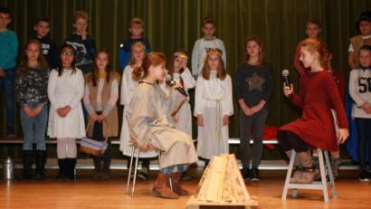 Bild: lk
Die Mädchen und Buben der Grundschule unterhielten beim Seniorennachmittag mit dem Stück "Der Stern von Bethlehem".