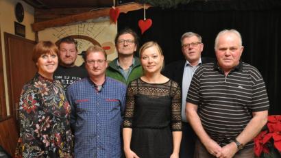 Bild: dob
Klaudia (links) und Jochen Schmidt (Zweiter von rechts) ehren Mario Glamsch, Peter Beimler, Manfred Schwab, Yvonne Wolfangel und Michael Schwabl (von links).