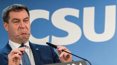 Bild: Peter Kneffel/dpa
Markus Söder, Ministerpräsident von Bayern, spricht nach der Sitzung des CSU-Vorstandes auf einer Pressekonferenz in der CSU-Parteizentrale. Der CSU-Vorstand hat Söder wie erwartet einstimmig als Nachfolger von Seehofer für den Posten des Parteichefs nominiert.