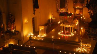 Bild: gz
Am Altar reiht sich unter dem Adventskranz ein Licht an das andere.