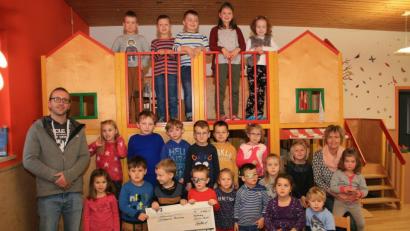Bild: wro
1000 Euro als vorweihnachtliches Geschenk überbrachte Andreas Ernstberger (links). Dankeschön sagten die Leiterin von „Sankt Rita“, Sabine Preisinger (rechts) zusammen mit den Buben und Mädchen.