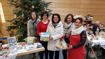 Bild: exb
Beim Oberpfälzer Bauernmarkt freuten sich (von links) Mitautorin Karin Bischoff, Kreisbäuerin Sabine Schindler, Gewinnerin Christiane Scherer, Ortsbäuerin Angela Bäumel sowie Ina Doll vom Haflingerhof in Nittenau.