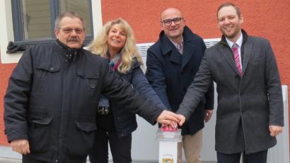 Bild: kö
Das Highspeed-Netz im Markt Schwarzhofen läuft. Enrico Delfino (von rechts) von der Telekom, Bürgermeister Maximilian Beer, Marion Thüngen (Telekom) und Marktrat Franz Stockerl drückten symbolisch auf den "roten" Knopf.