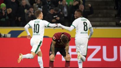 Bild: Federico Gambarini/dpa
Gladbachs Thorgan Hazard und Denis Zakaria feiern das 1:0.