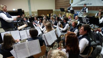 Bild: ct
Zum 42. Mal veranstaltet die Werkvolkkapelle Schlicht ihr vorweihnachtliches Benefizkonzert, zum zweiten Mal dirigiert von Sabine Kredler.