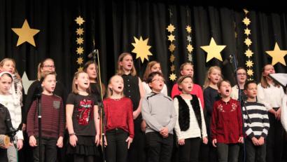 Bild: prh
Mit einem abwechslungsreichen, musikalisch auf hohem Niveau stehenden Weihnachtskonzert begeistern die Lobkowitz-Realschüler das Publikum in der Stadthalle. Vor allem die Chöre überzeugen mit ihrer stimmlichen Leidenschaft.