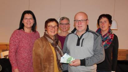 Bild: stg
Edith Lippert (Zweite von links) freut sich über 200 Euro, die sie ehemaligen Kemnather Realschülern erhält.