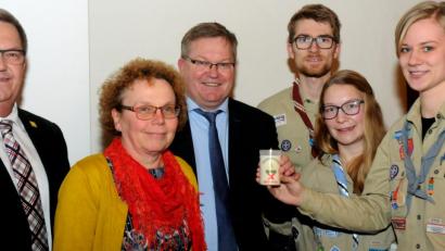 Bild: Stephan Huber
Die Pfadfinder übergeben das Licht an die drei Bürgermeister (von links): Martin Preuß, Brigitte Netta, Michael Cerny, Michael Kronfeld, Christina Preuß und Eva Kronfeld.
