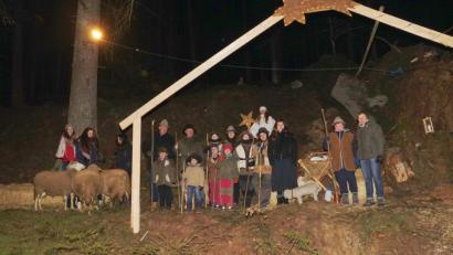 Bild: exb
Inmitten lebender Tiere agieren die Krippendarsteller (von links): Marlene Pirner, Annalena Schwab, Melanie Sebald, als Hirten Heinz und Max Übelacker, Stephan Sperber und Luis mit Hund, Emily, Luisa und Sophie Sebald, Anne und Linda Wild, Julia Pirner, als Engel Eva Tuchbreiter, als Maria und Josef Celine und Maurice Übelacker sowie die Erzählerin Hannelore Stielper.