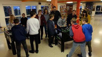 Bild: exb
Die Elternvertreter konnten sich selbst davon überzeugen, wie professionell manche Schüler kickern können. Im Bild hinten Mitte Rektorin Gisela Kastner, rechts daneben Elternbeiratsvorsitzende Birgit Bleistein und ihr Stellvertreter Christian Strunz. Am Spieltisch Lehrer Christian Reber, der großen Spaß daran hat, selbst ab und zu mitzuspielen.