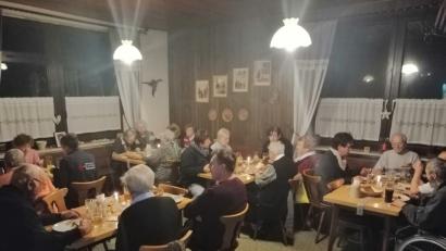 Bild: exb
Senioren bei Kaffee, Kuchen und Zoigl.